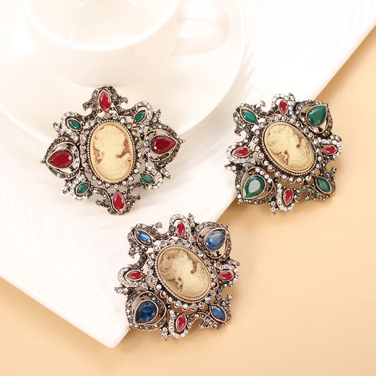 Oval Lady Blue Stone Brooch for Women Vintage Hollow Flower Brooch Antique Gold Party Fashion Apparel Jewelry Accessories
